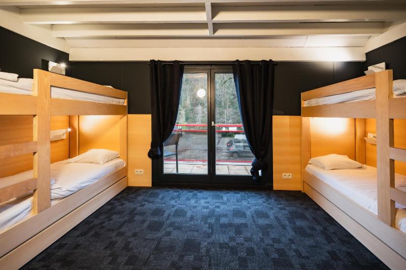 Mixed Dormitory Room image 3