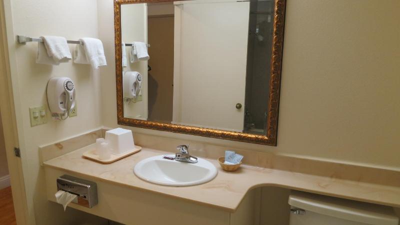 King Room - Non-Smoking image 3