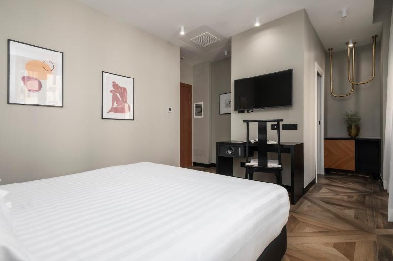 Superior King Room image 3