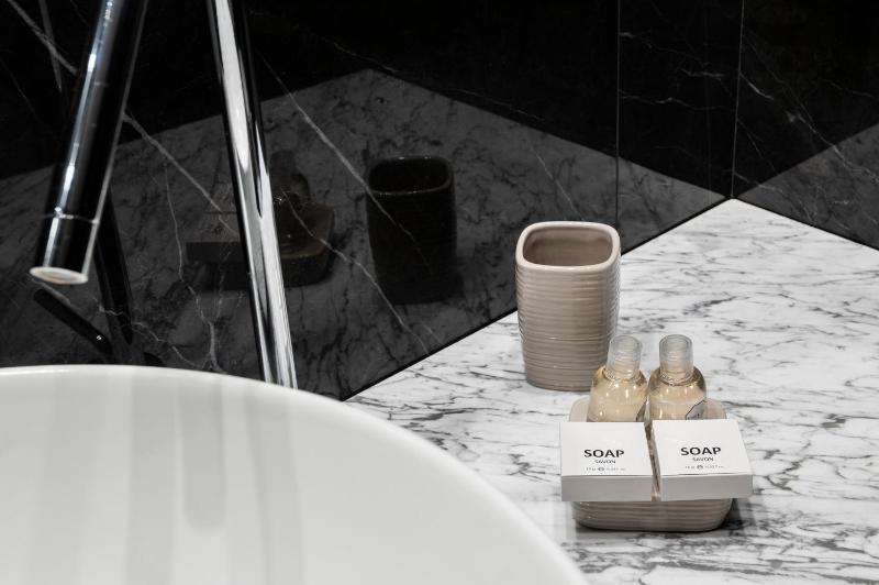 Superior King Room image 4