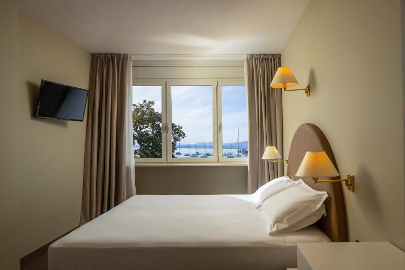 Comfort Twin/Double Room with Lake View image 1