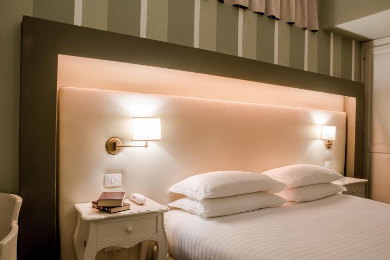 Triple Room with Terrace and Lake View image 3
