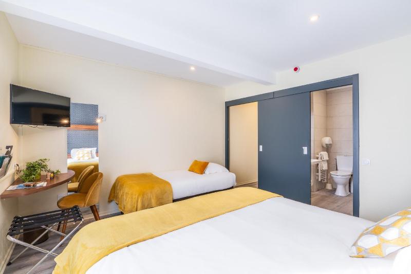 Superior Triple Room image 3