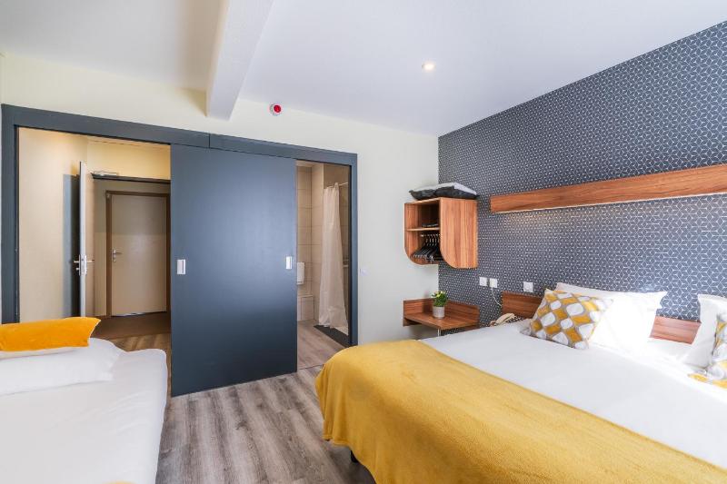 Superior Triple Room image 4