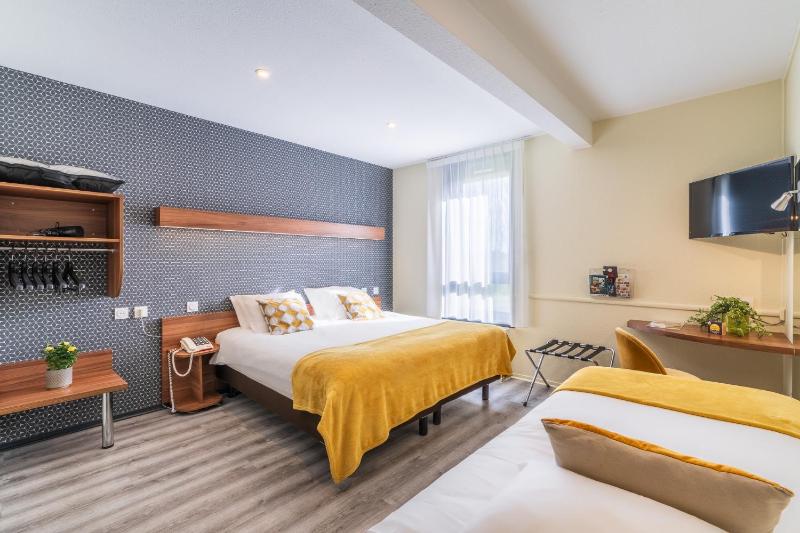 Superior Triple Room image 1