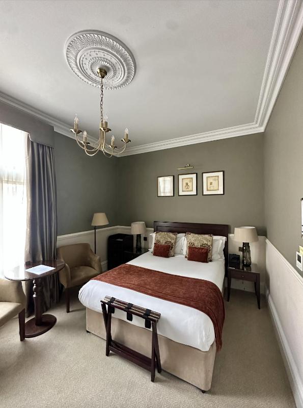 Junior Deluxe Double Room image 2