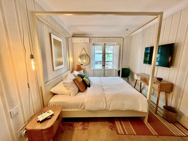 Deluxe King Room image 3