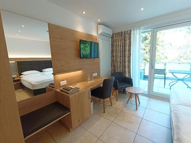 Standard Double Room image 3
