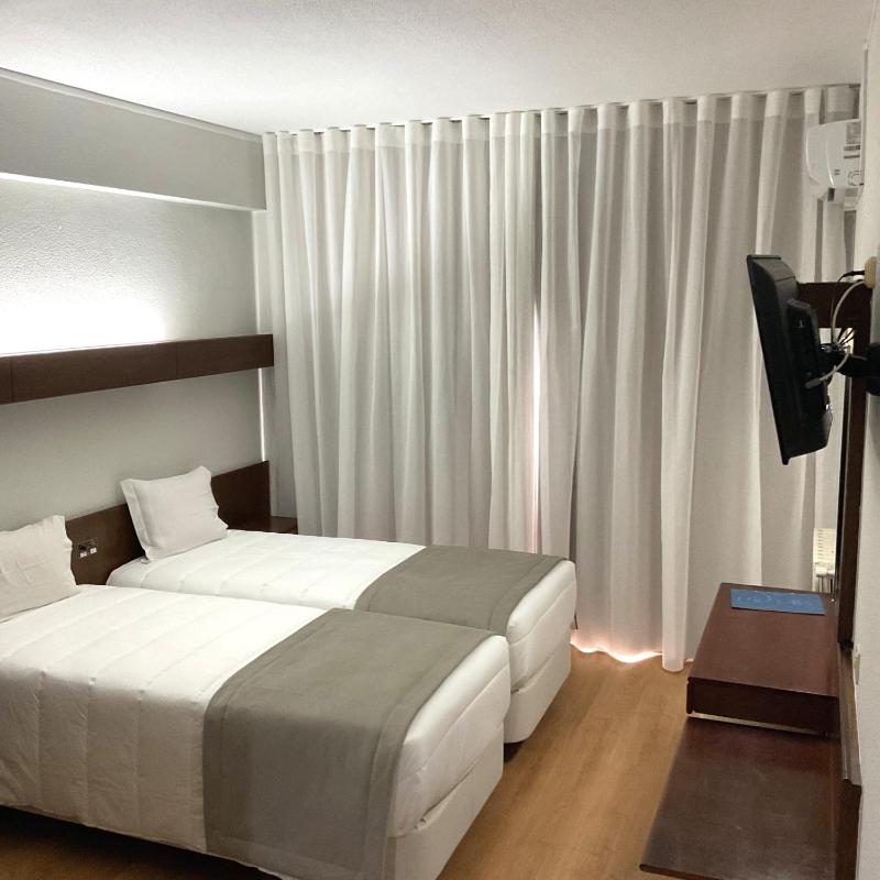 Twin Room image 3