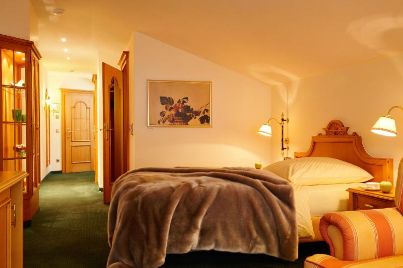 Queen Room image 3