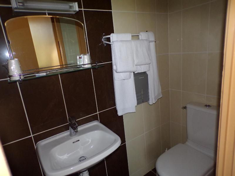 Standard Triple Room image 2
