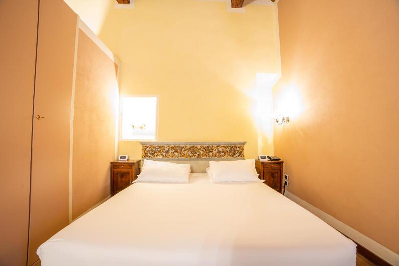 Superior King Room image 3