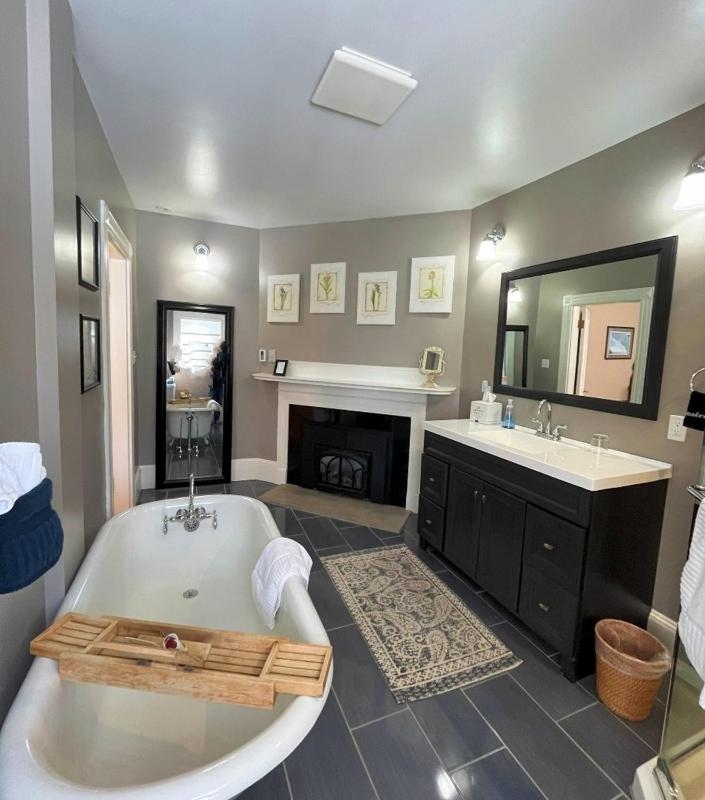 King Suite with Balcony image 3