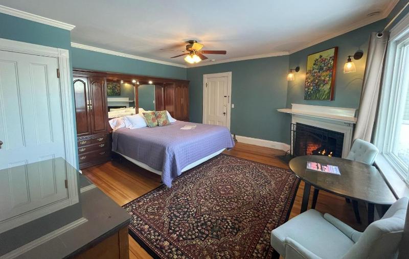 King Suite with Balcony image 1