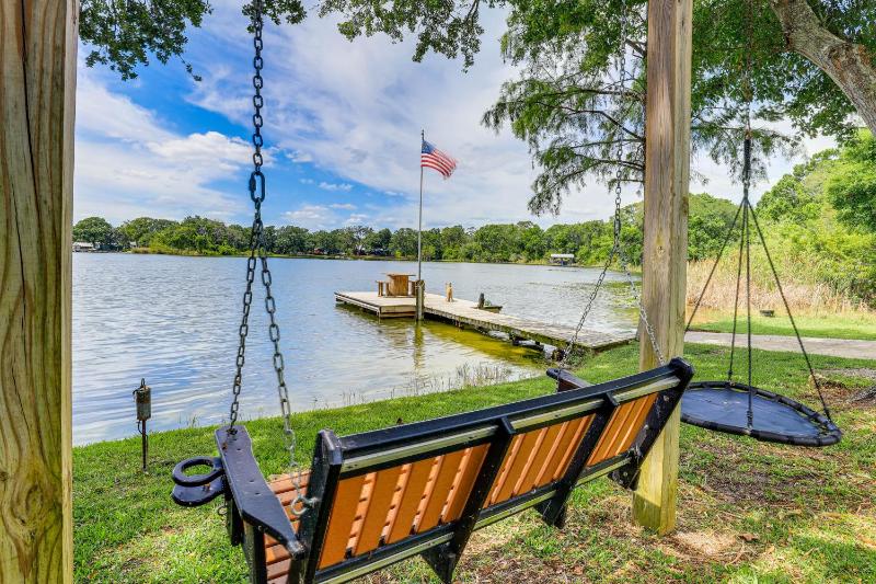 Private and Picturesque Escape on Lake Henry! Images