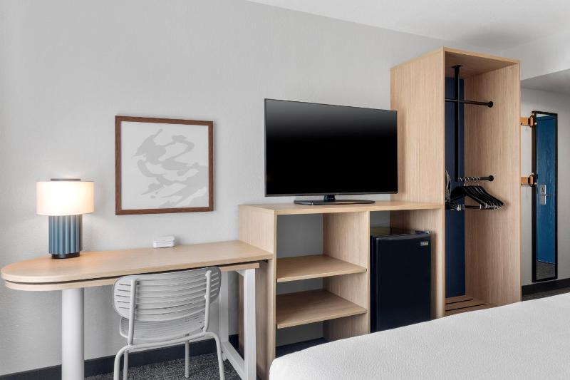 King Room with Bath Tub - Mobility/Hearing Access image 3