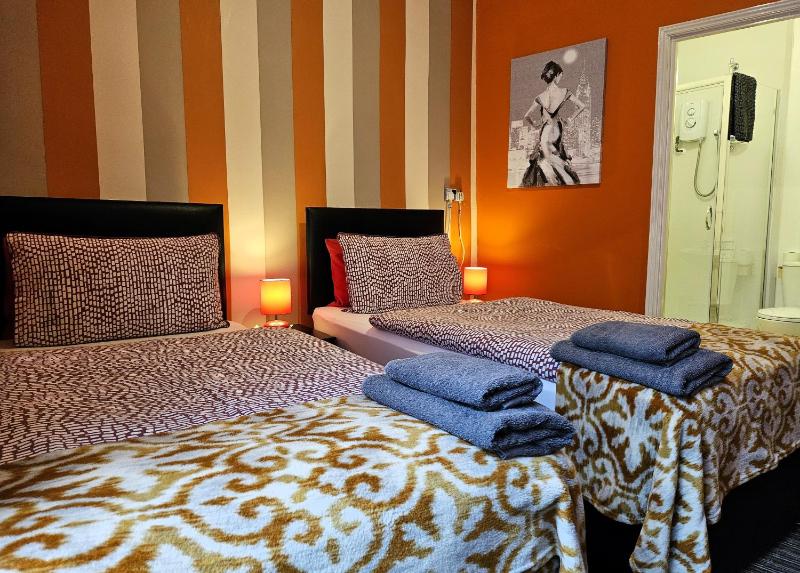 Deluxe Twin Room with Ensuite Bathroom image 1