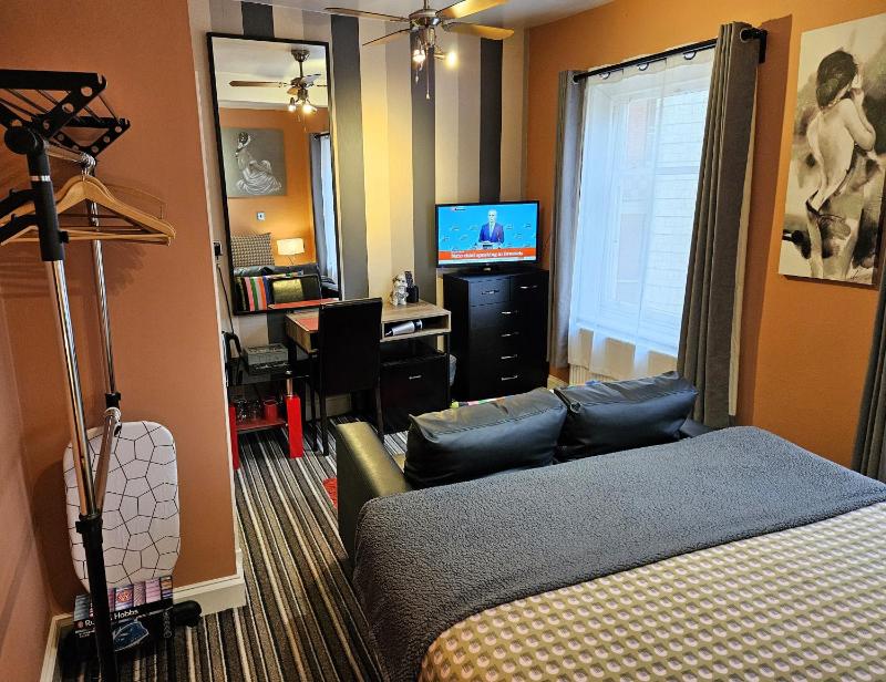 Superior Double Room with Sofa image 4
