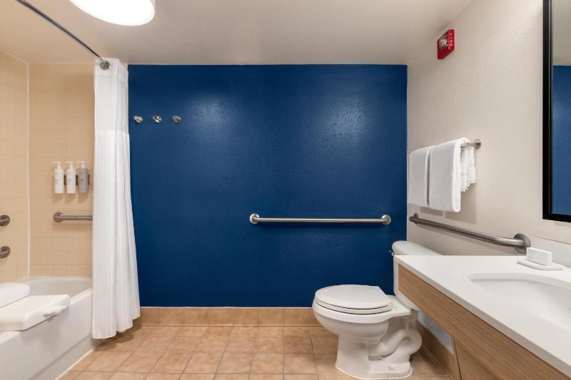 Queen Room with Two Queen Beds and Mobility Accessible Tub image 4
