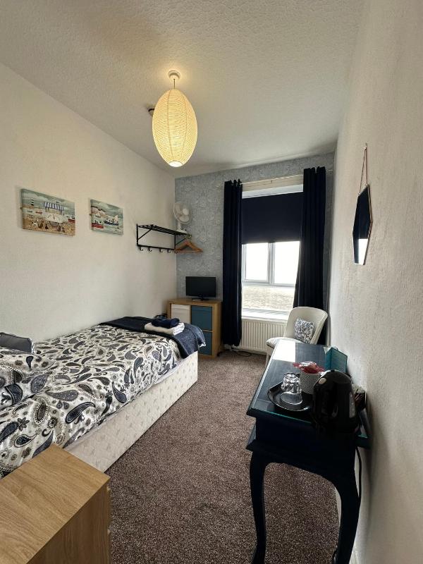 Single Room with Sea View image 1