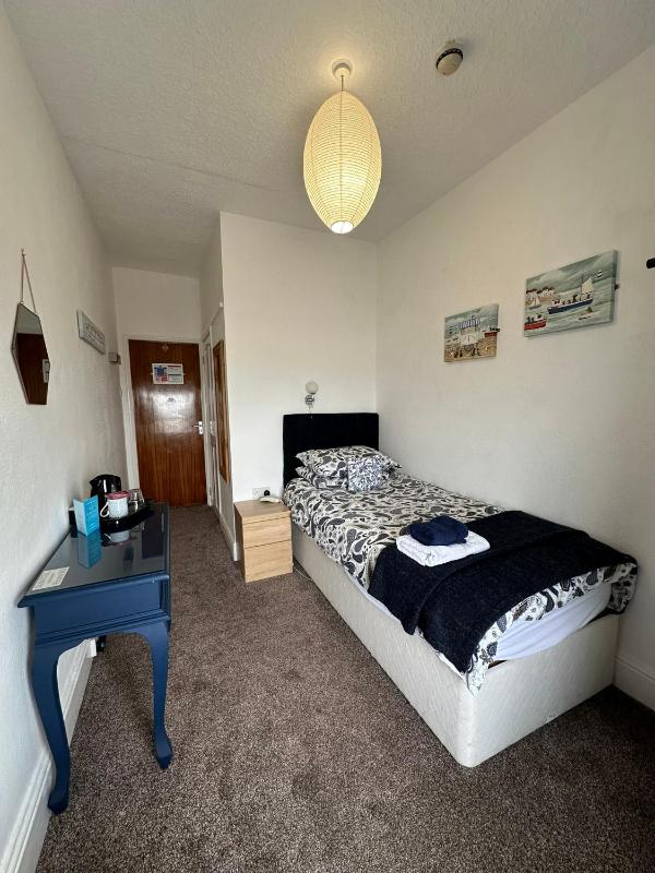 Single Room with Sea View image 3