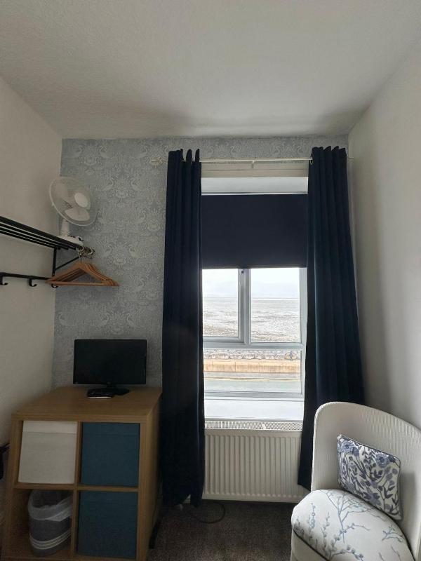 Single Room with Sea View image 4