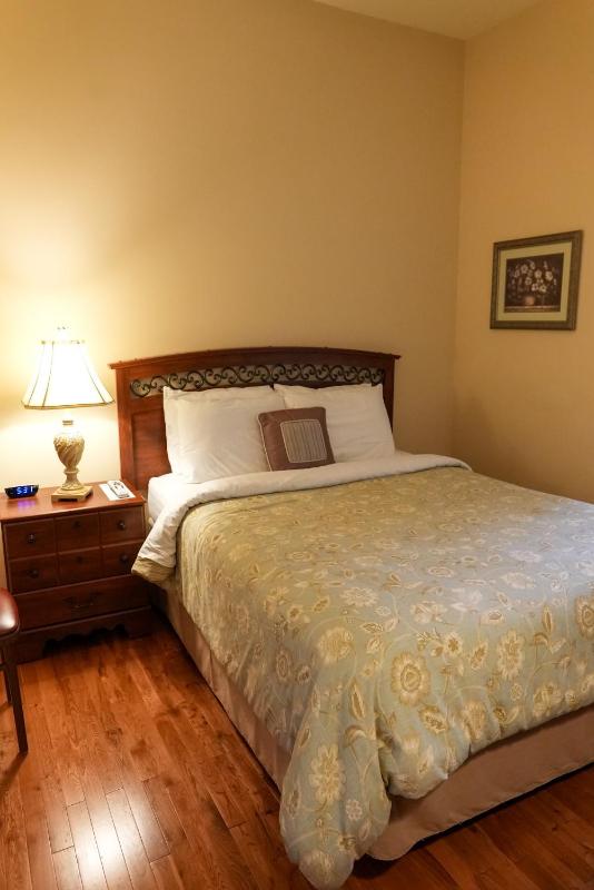 Deluxe Queen Room image 3