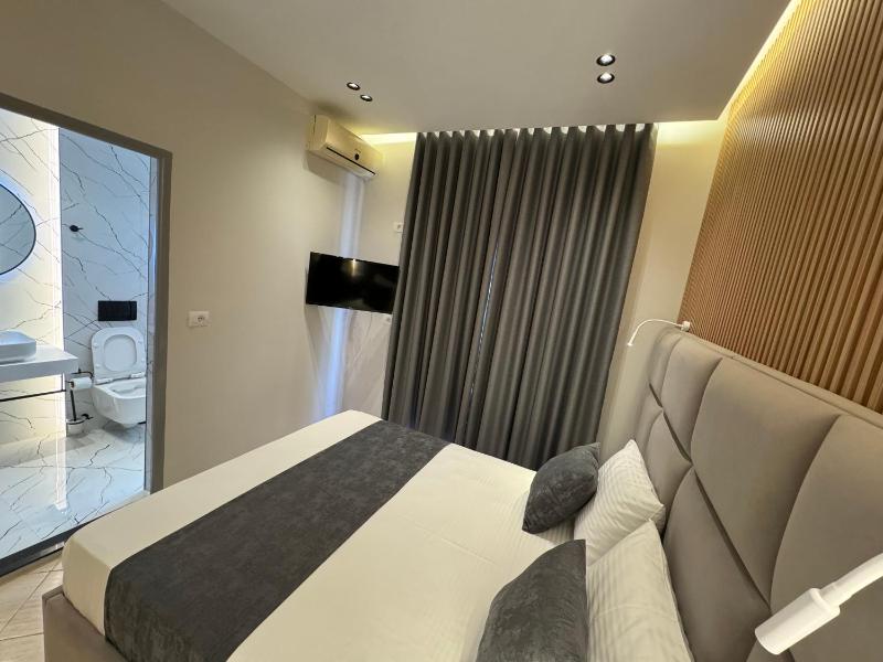 Superior Quadruple Room with Balcony and Side Lake View  image 3