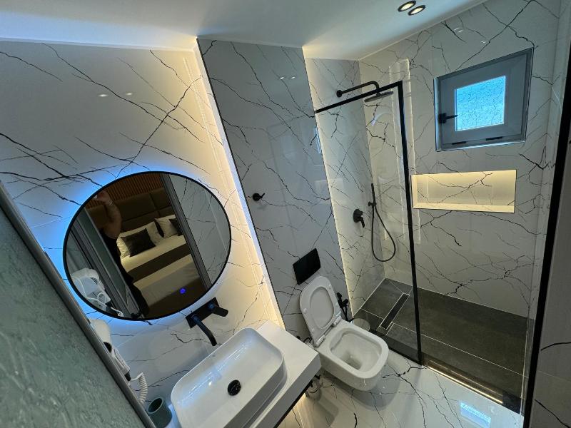Superior Quadruple Room with Balcony and Side Lake View  image 2