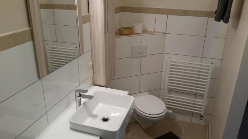 Basic Double Room image 4