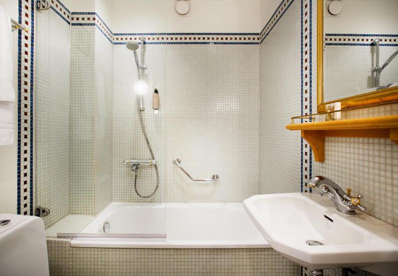 Deluxe Double Room image 3