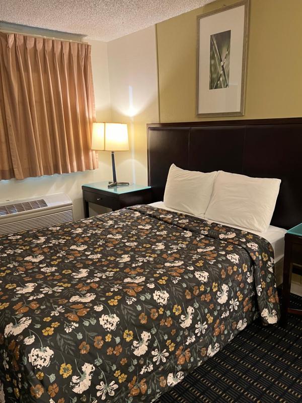 Queen Room image 4