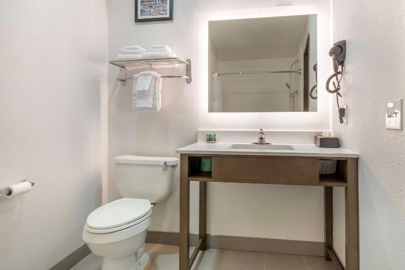 Queen Room with Roll-In Shower - Disability Access image 3