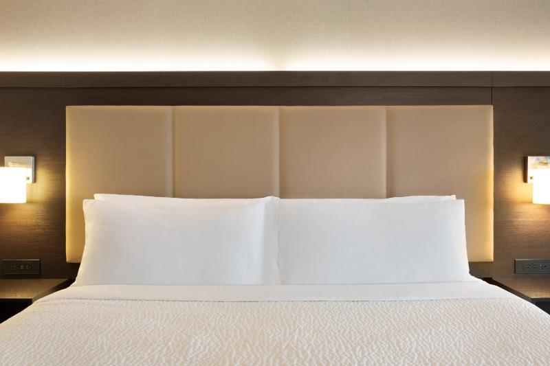 Standard King Room image 2