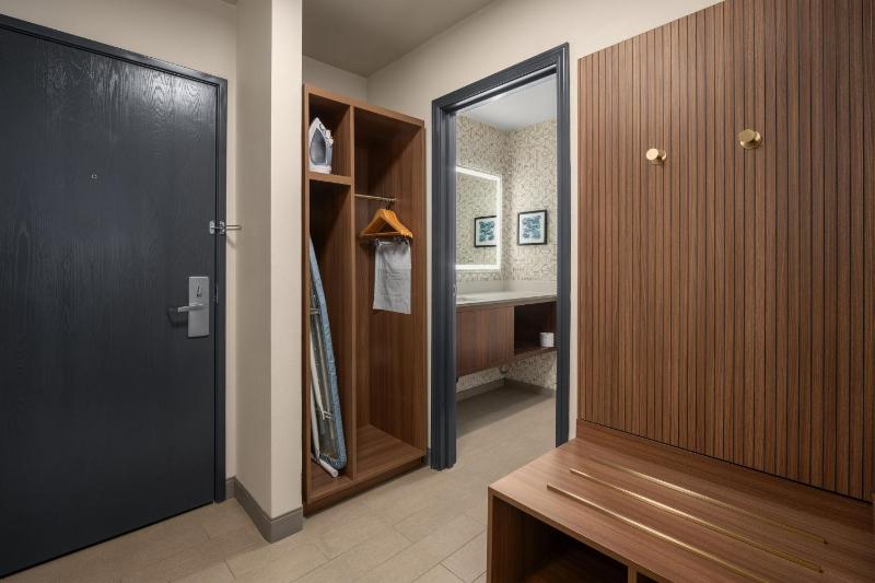 Standard Room with Two Queen Beds image 4