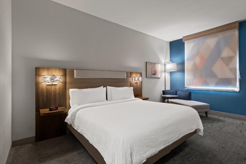 Standard King Room image 3