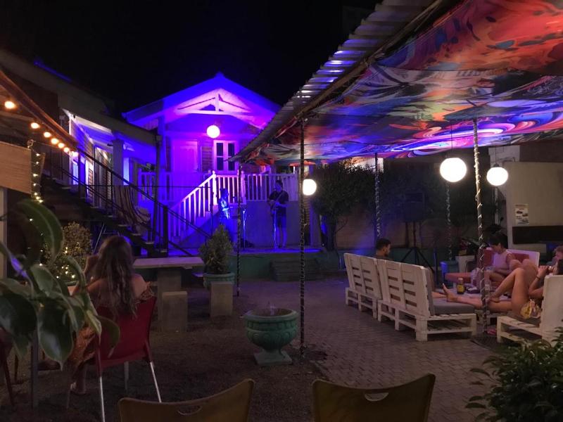 Hangover Hostels Mirissa - image 6