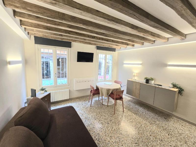 Cozy Studio with Canal View - image 9