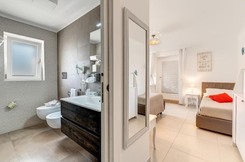 Standard Quadruple Room image 3