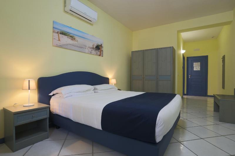 Economy Double Room image 4