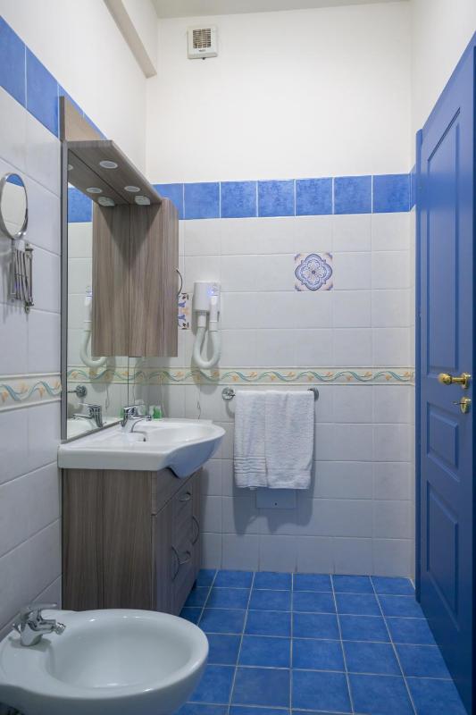 Economy Double Room image 3