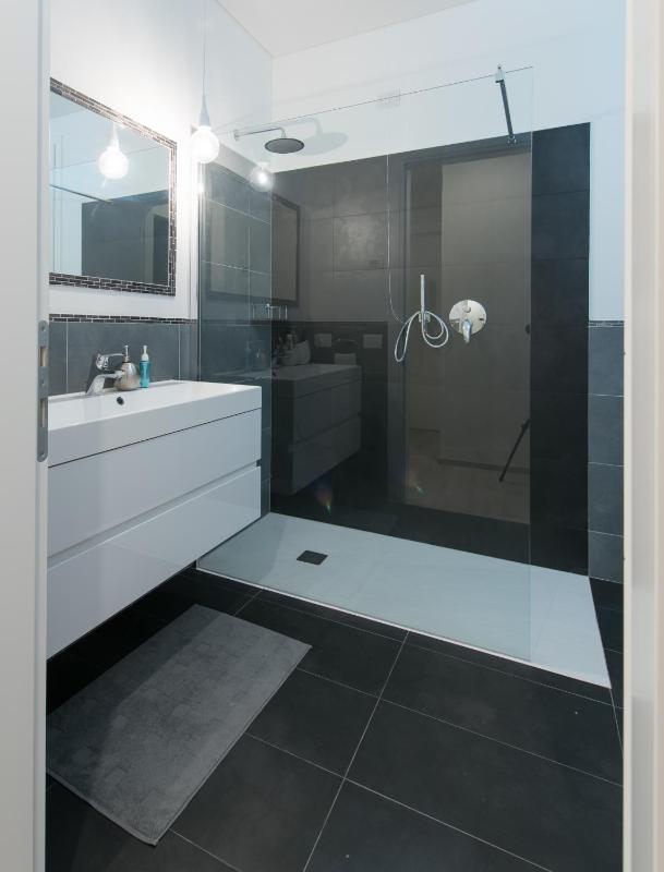 Family Room with Private Ensuite Bathroom image 3