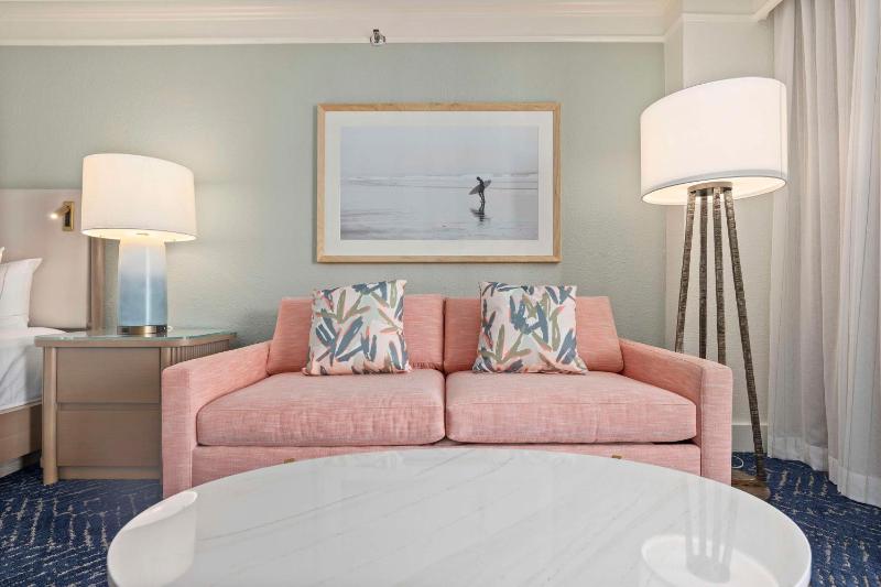 Deluxe King Junior Suite with Partial View image 4
