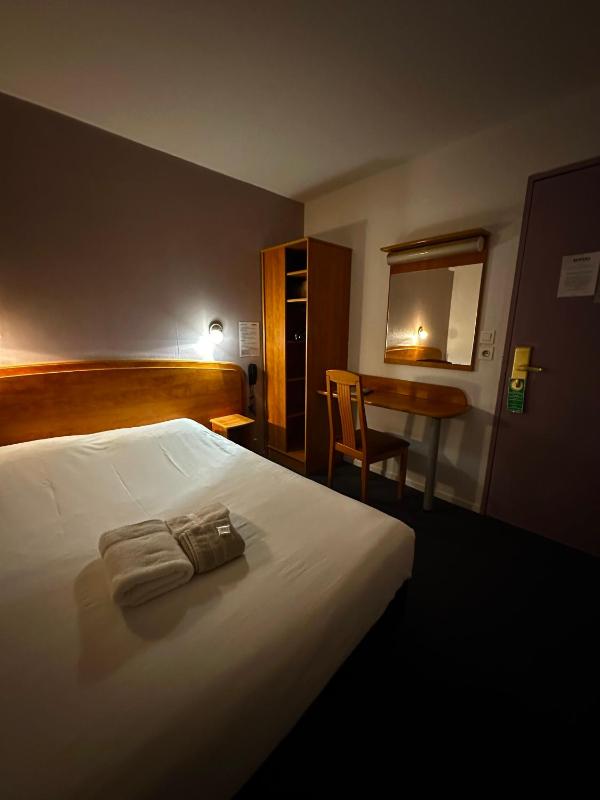 Standard Double Room image 3