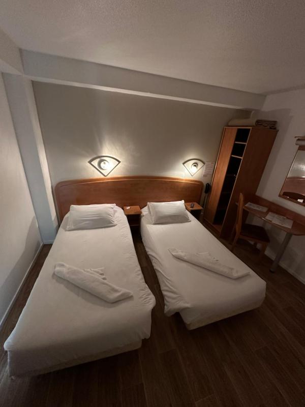 Twin Room image 3