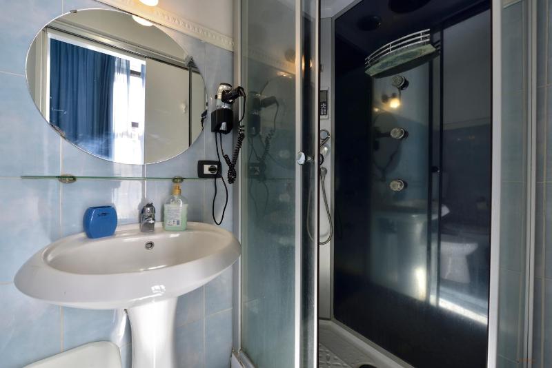 Superior Double Room with Balcony and Private Bathroom image 4