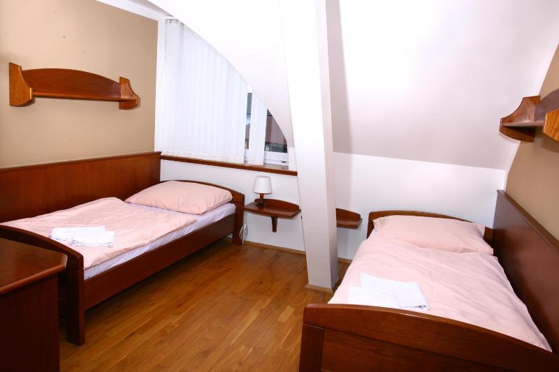 Twin Room with Private Bathroom image 2