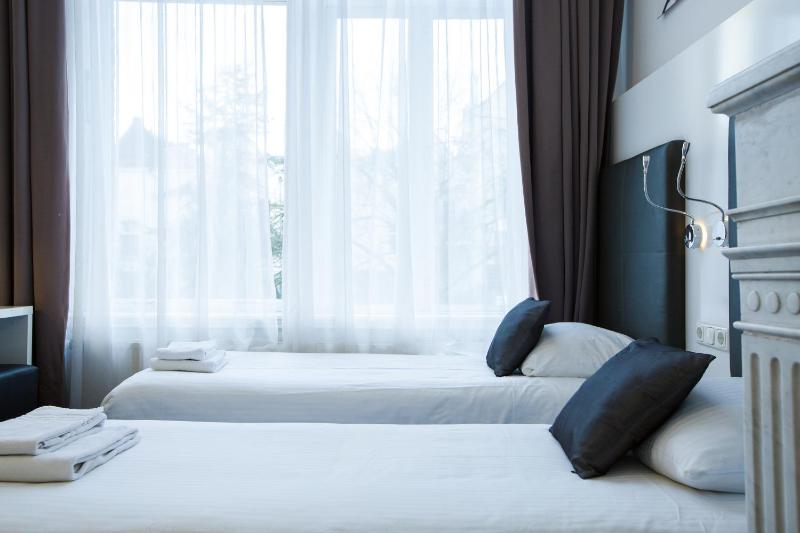 Twin Room image 4