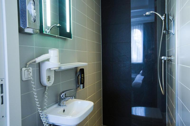 Small Quadruple Room image 1