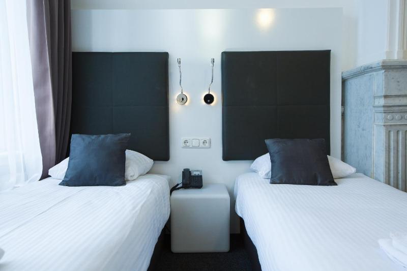 Twin Room image 3